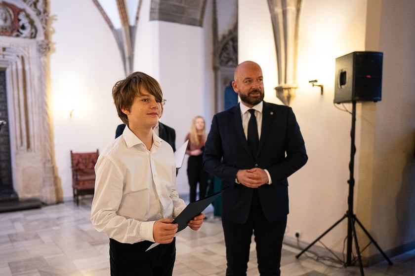 Uroczystość wręczenia stypendi&oacute;w artystycznych w Sali Wielkiej ratusza