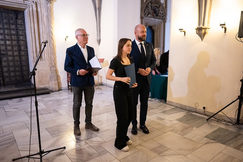 Uroczystość wręczenia stypendi&oacute;w artystycznych w Sali Wielkiej ratusza