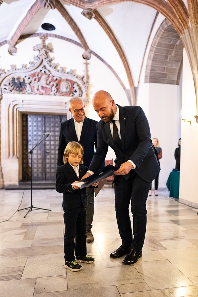 Uroczystość wręczenia stypendi&oacute;w artystycznych w Sali Wielkiej ratusza