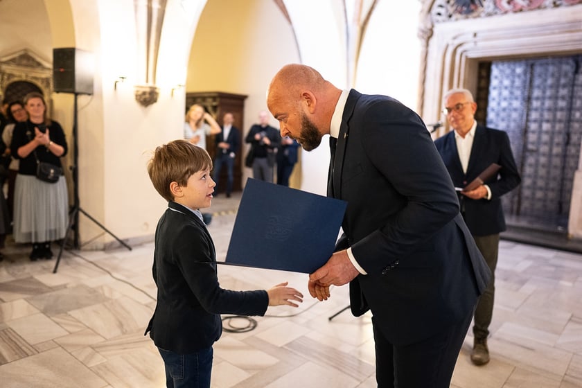Uroczystość wręczenia stypendi&oacute;w artystycznych w Sali Wielkiej ratusza