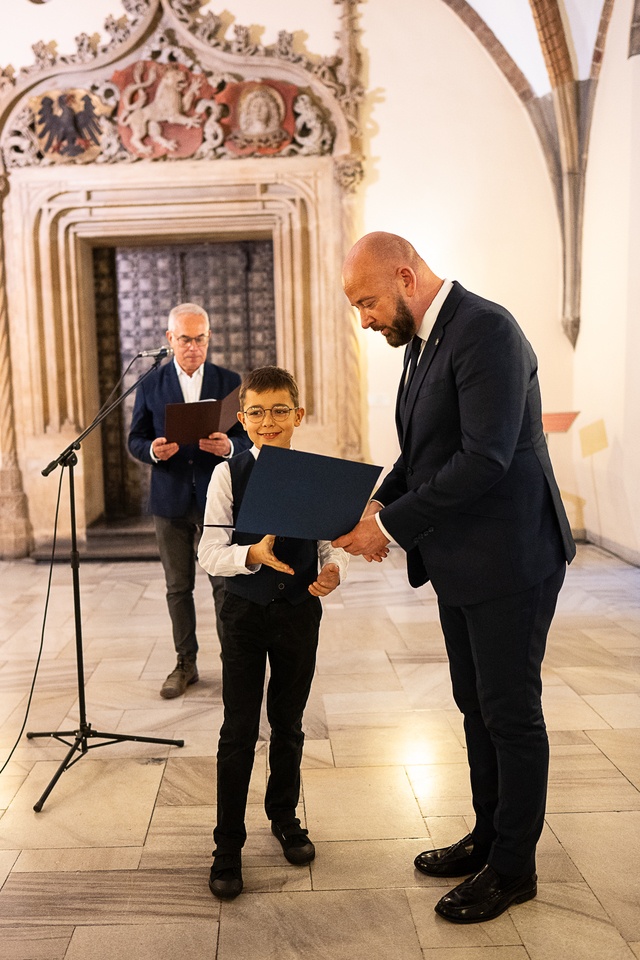 Uroczystość wręczenia stypendi&oacute;w artystycznych w Sali Wielkiej ratusza