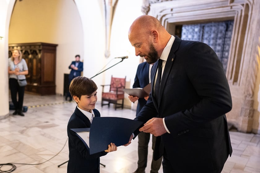 Uroczystość wręczenia stypendi&oacute;w artystycznych w Sali Wielkiej ratusza