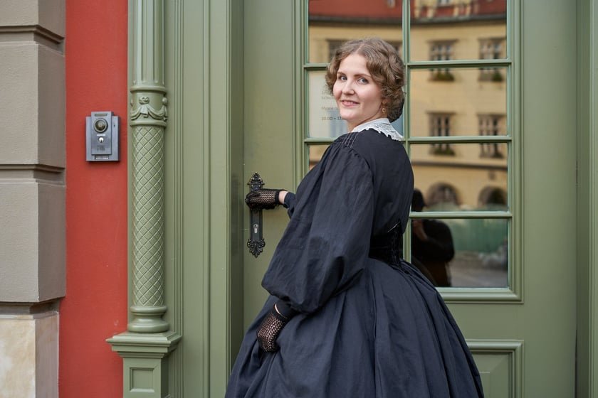 Edyta Herczyńska w krynolinie przed wejściem do Muzeum Pana Tadeusza