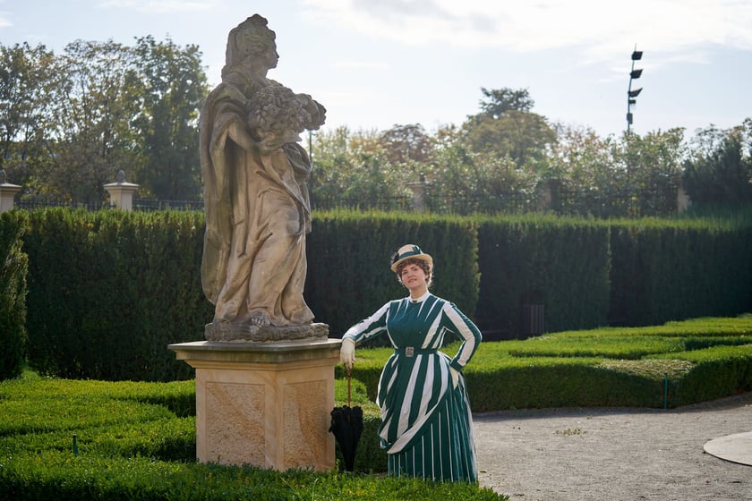 Edyta Herczyńska w ogrodzie Pałacu Kr&oacute;lewskiego we Wrocławiu pozuje w sukni, jaką Panie nosiły ok. 1888 roku