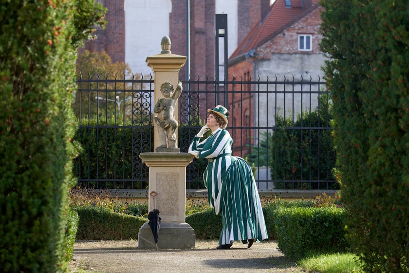 Edyta Herczyńska w ogrodzie Pałacu Kr&oacute;lewskiego we Wrocławiu pozuje w sukni, jaką Panie nosiły ok. 1888 roku