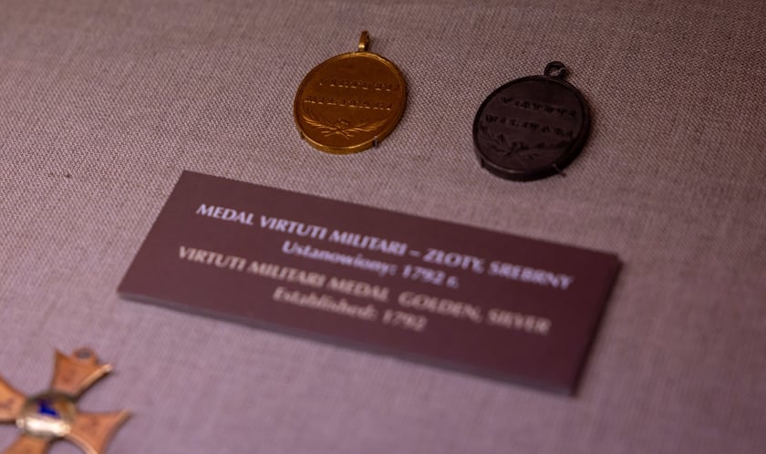Medal złoty (z lewej) Virtuti Militari