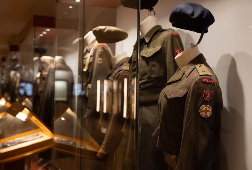Z prawej kobieca kurtka i sp&oacute;dnica pielęgniarki z 2. Korpusu Polskiego