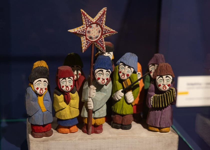 Eksponaty na wystawie&nbsp;&bdquo;Zaklinacze czasu. Kolędniczy teatr obrzędowy&rdquo; w Muzeum Etnograficznym&nbsp;