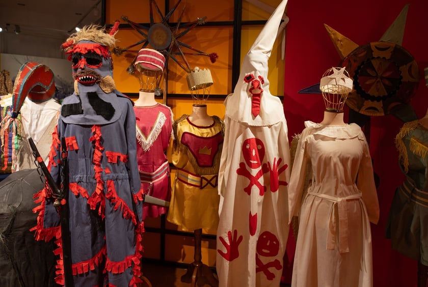 Eksponaty na wystawie&nbsp;&bdquo;Zaklinacze czasu. Kolędniczy teatr obrzędowy&rdquo; w Muzeum Etnograficznym&nbsp;