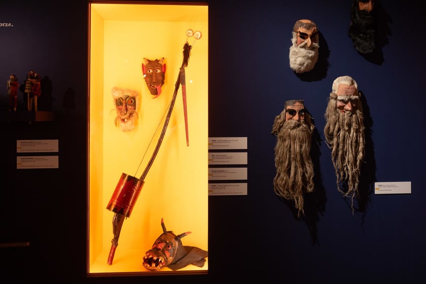 Eksponaty na wystawie&nbsp;&bdquo;Zaklinacze czasu. Kolędniczy teatr obrzędowy&rdquo; w Muzeum Etnograficznym&nbsp;
