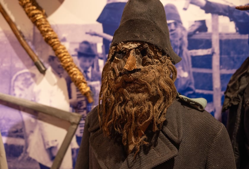 Eksponaty na wystawie&nbsp;&bdquo;Zaklinacze czasu. Kolędniczy teatr obrzędowy&rdquo; w Muzeum Etnograficznym&nbsp;