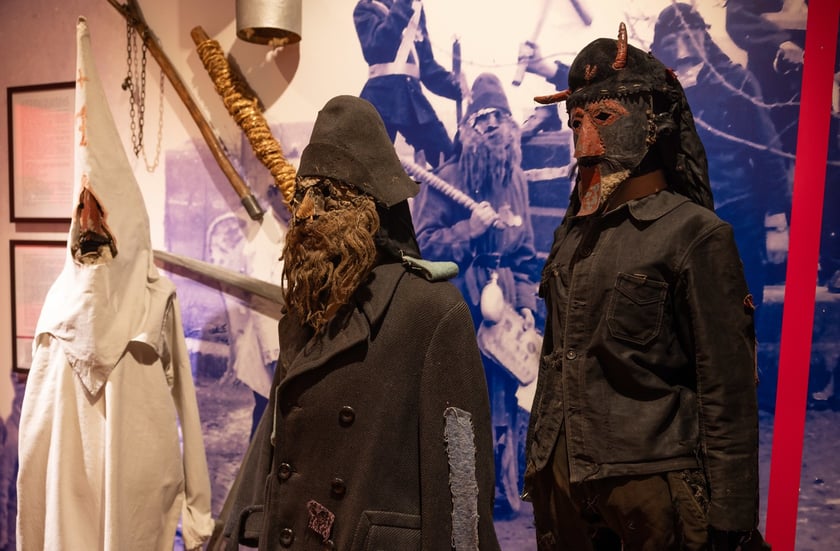Eksponaty na wystawie&nbsp;&bdquo;Zaklinacze czasu. Kolędniczy teatr obrzędowy&rdquo; w Muzeum Etnograficznym&nbsp;
