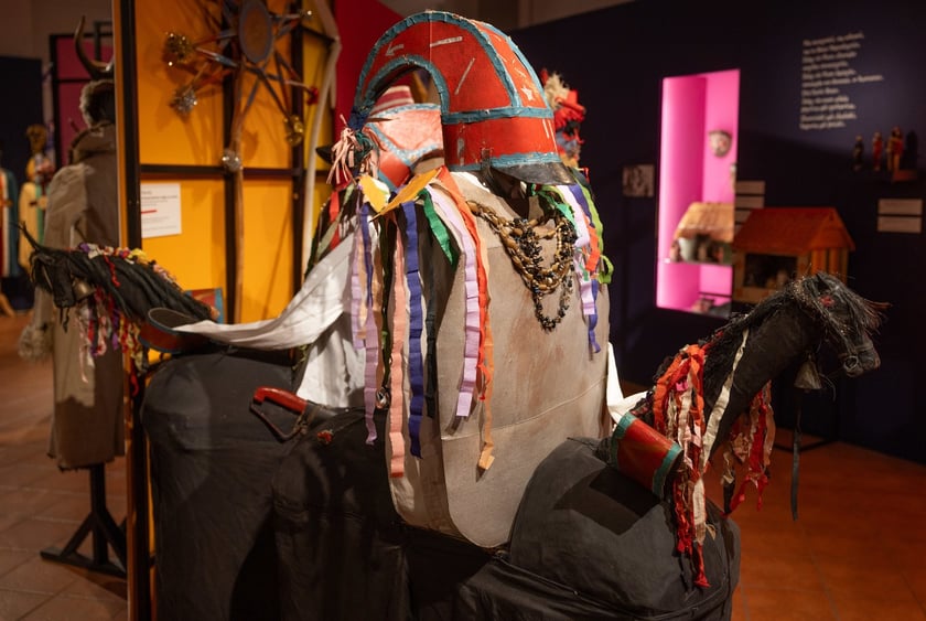 Eksponaty na wystawie&nbsp;&bdquo;Zaklinacze czasu. Kolędniczy teatr obrzędowy&rdquo; w Muzeum Etnograficznym&nbsp;