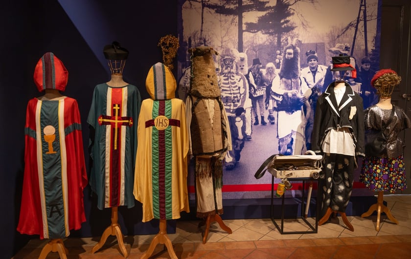 Eksponaty na wystawie&nbsp;&bdquo;Zaklinacze czasu. Kolędniczy teatr obrzędowy&rdquo; w Muzeum Etnograficznym&nbsp;
