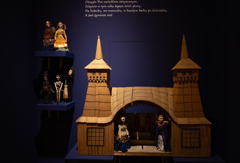 Eksponaty na wystawie&nbsp;&bdquo;Zaklinacze czasu. Kolędniczy teatr obrzędowy&rdquo; w Muzeum Etnograficznym&nbsp;
