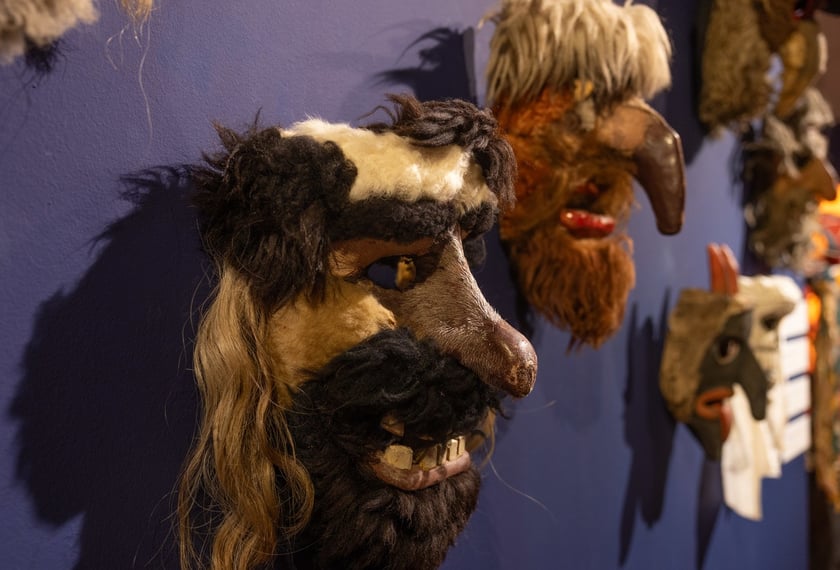 Eksponaty na wystawie&nbsp;&bdquo;Zaklinacze czasu. Kolędniczy teatr obrzędowy&rdquo; w Muzeum Etnograficznym&nbsp;