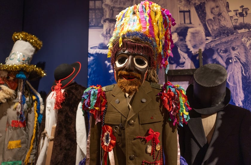 Eksponaty na wystawie&nbsp;&bdquo;Zaklinacze czasu. Kolędniczy teatr obrzędowy&rdquo; w Muzeum Etnograficznym&nbsp;