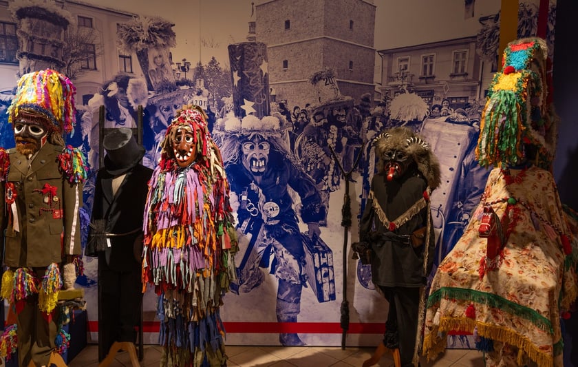 Eksponaty na wystawie&nbsp;&bdquo;Zaklinacze czasu. Kolędniczy teatr obrzędowy&rdquo; w Muzeum Etnograficznym&nbsp;