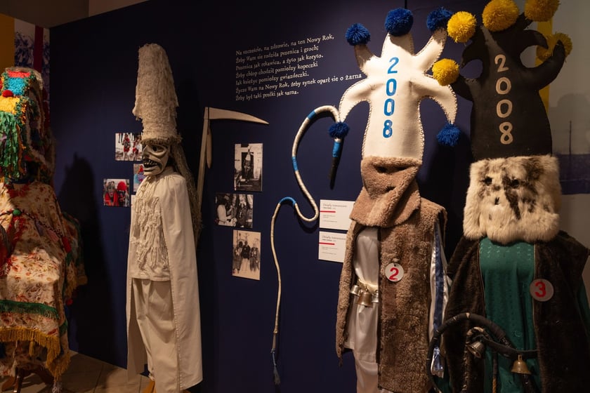 Eksponaty na wystawie&nbsp;&bdquo;Zaklinacze czasu. Kolędniczy teatr obrzędowy&rdquo; w Muzeum Etnograficznym&nbsp;