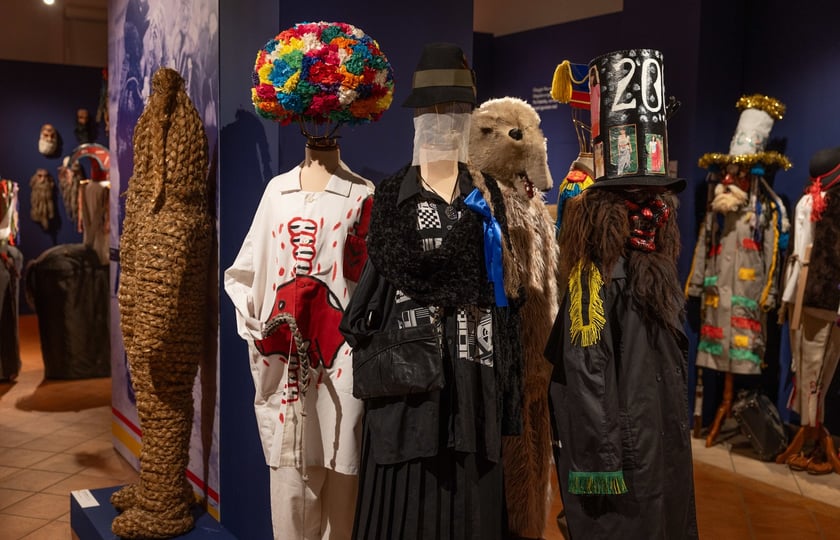 Eksponaty na wystawie&nbsp;&bdquo;Zaklinacze czasu. Kolędniczy teatr obrzędowy&rdquo; w Muzeum Etnograficznym&nbsp;