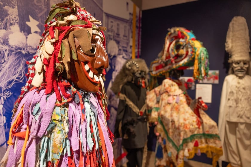 Eksponaty na wystawie&nbsp;&bdquo;Zaklinacze czasu. Kolędniczy teatr obrzędowy&rdquo; w Muzeum Etnograficznym&nbsp;