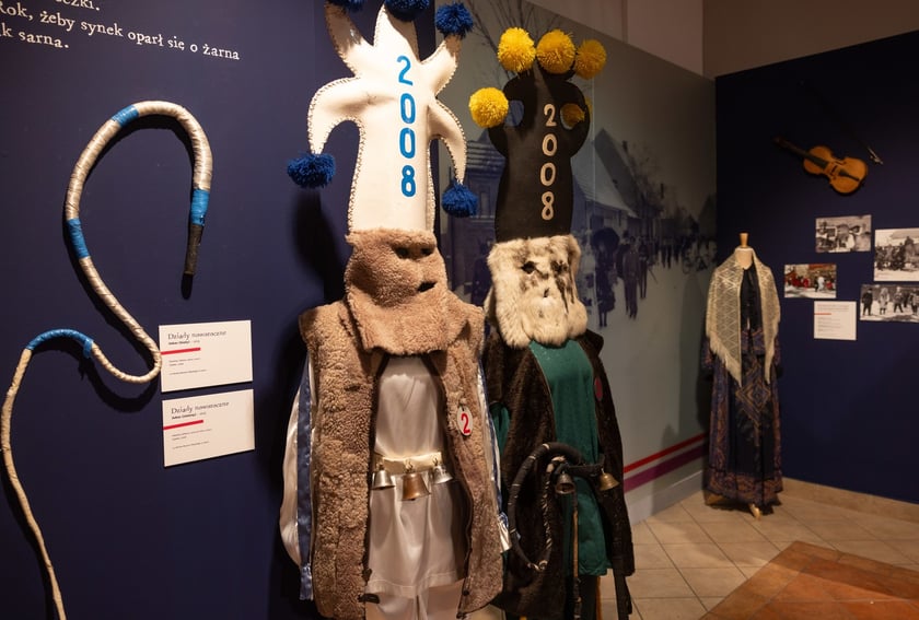 Eksponaty na wystawie&nbsp;&bdquo;Zaklinacze czasu. Kolędniczy teatr obrzędowy&rdquo; w Muzeum Etnograficznym&nbsp;
