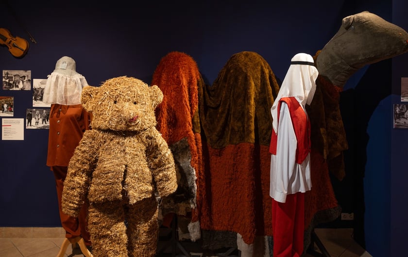 Eksponaty na wystawie&nbsp;&bdquo;Zaklinacze czasu. Kolędniczy teatr obrzędowy&rdquo; w Muzeum Etnograficznym&nbsp;
