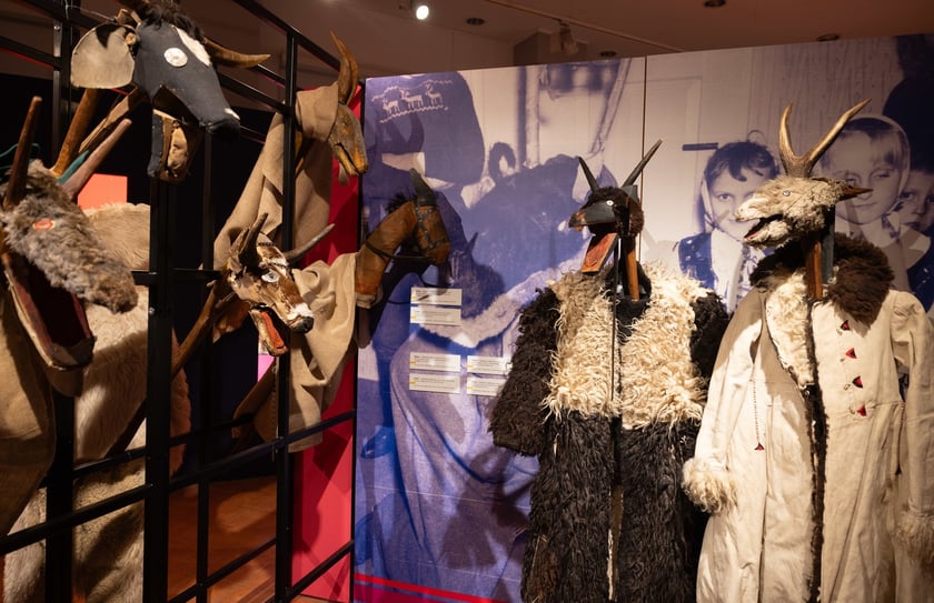 Eksponaty na wystawie&nbsp;&bdquo;Zaklinacze czasu. Kolędniczy teatr obrzędowy&rdquo; w Muzeum Etnograficznym&nbsp;