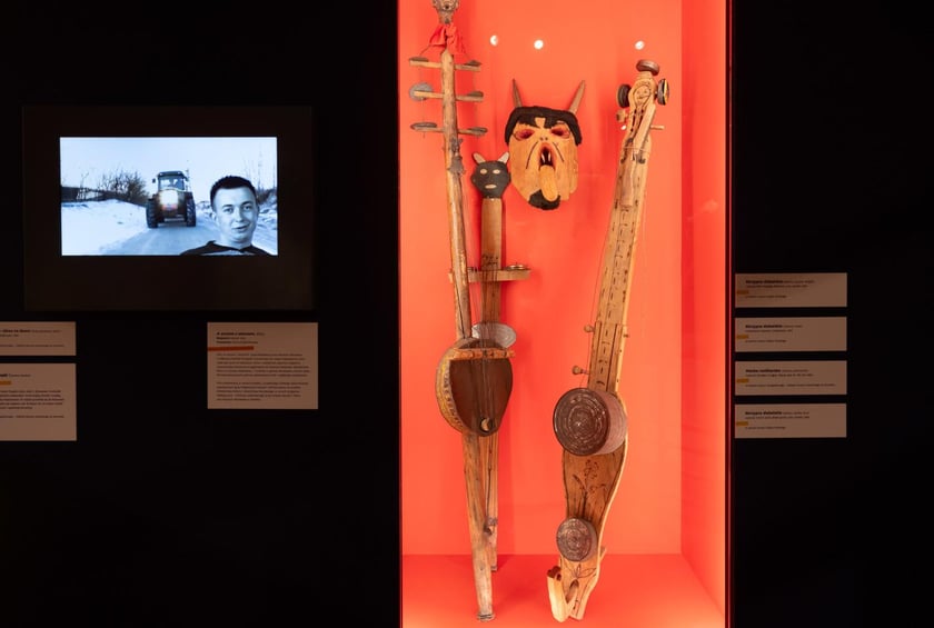 Eksponaty na wystawie&nbsp;&bdquo;Zaklinacze czasu. Kolędniczy teatr obrzędowy&rdquo; w Muzeum Etnograficznym&nbsp;