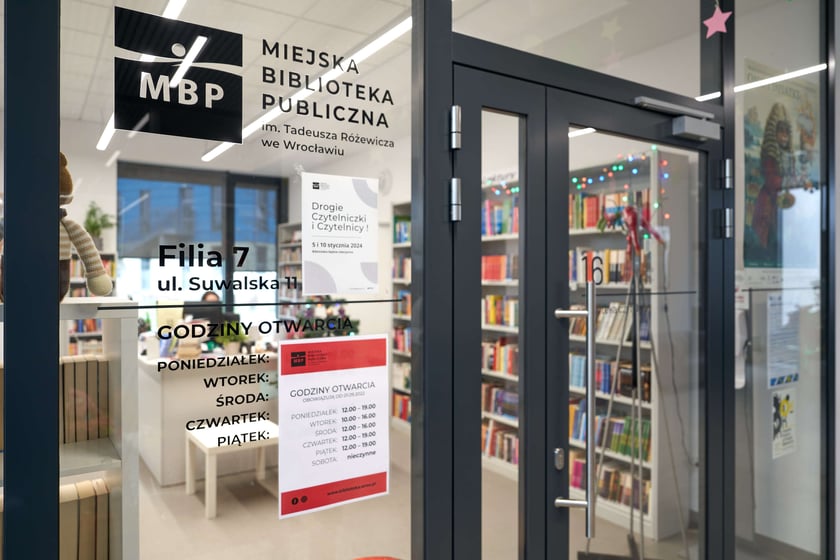 W bibliotece przy ul. Suwalskiej można znaleźć specjalny regał z książkami, w których pojawia się Wrocław