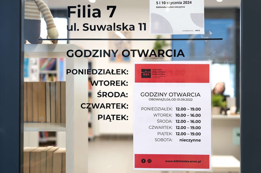 W bibliotece przy ul. Suwalskiej można znaleźć specjalny regał z książkami, w których pojawia się Wrocław