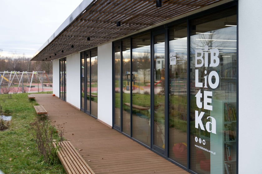 W bibliotece przy ul. Suwalskiej można znaleźć specjalny regał z książkami, w których pojawia się Wrocław