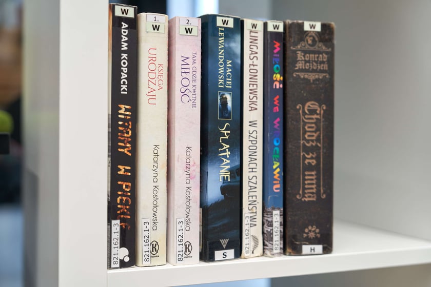 W bibliotece przy ul. Suwalskiej można znaleźć specjalny regał z książkami, w których pojawia się Wrocław