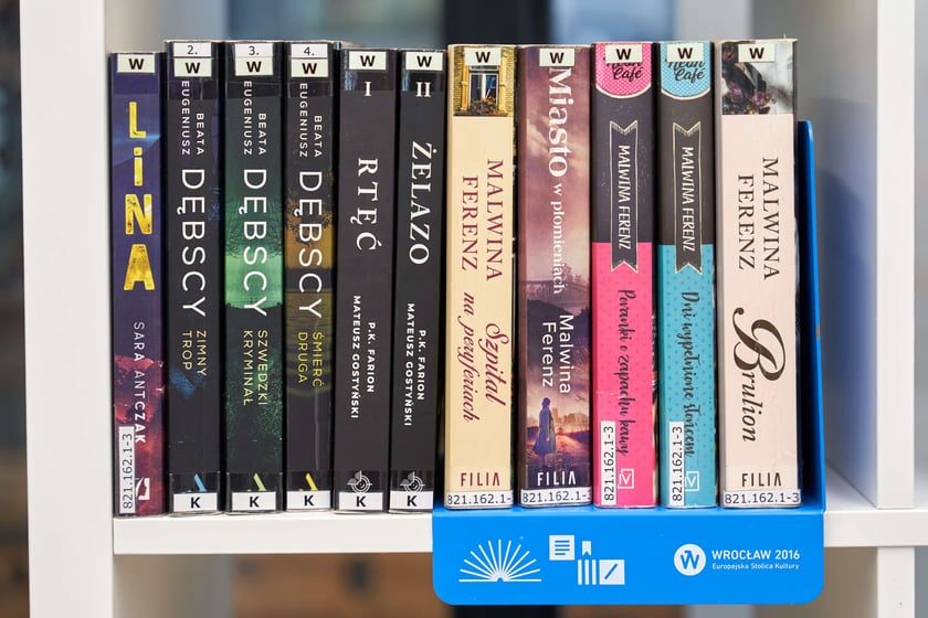W bibliotece przy ul. Suwalskiej można znaleźć specjalny regał z książkami, w których pojawia się Wrocław