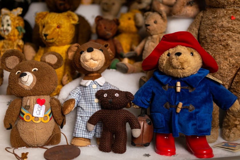 Pierwszy z lewej - Misza, maskotka zimowych igrzysk w Moskwie w 1980 roku, obok Miś Uszatek, ze słynnej bajki z czas&oacute;w PRL-u, pierwszy z prawej - Paddington