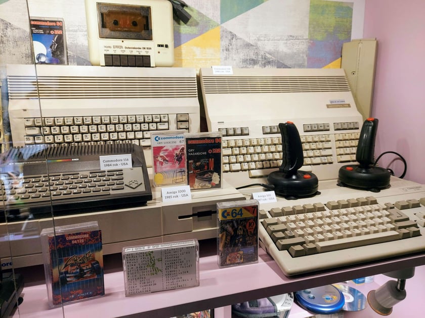 Klawiatury Commodore 116 i Amiga. Na pierwszym planie kaseta magnetofonowa