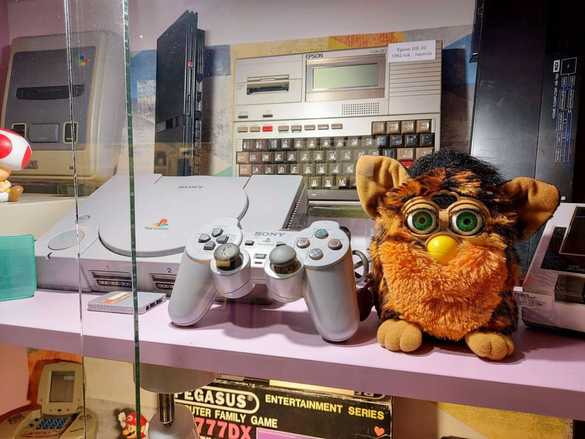 Z prawej Furby, w środku konsola do gry
