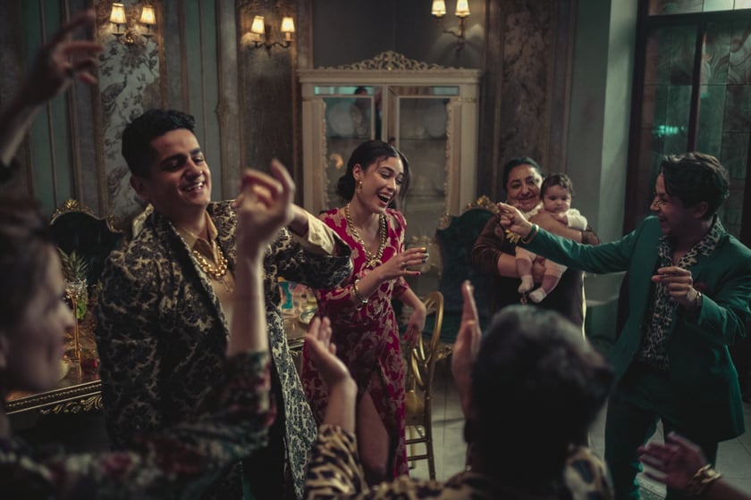 Kadr z serialu "Infamia" Netflixa. Scena zbiorowa.&nbsp;