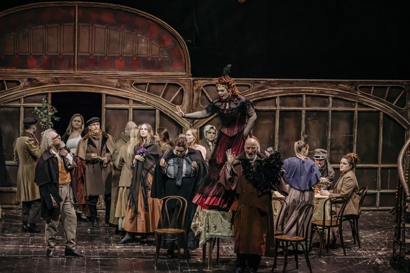 Ukochana inscenizacja &bdquo;Cyganerii&rdquo; w Operze Wrocławskiej &ndash; w reżyserii Waldemara Zawodzińskiego