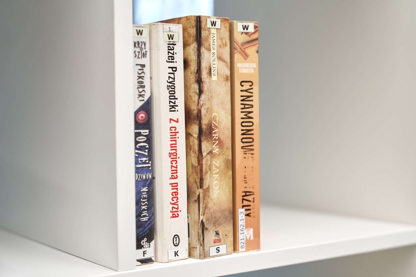 Książki z Wrocławiem w tle na specjalnym "wrocławskim" regale w bibliotece na Maślicach
