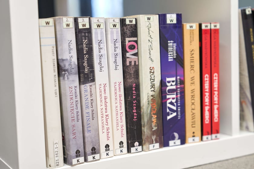 Książki z Wrocławiem w tle na specjalnym "wrocławskim" regale w bibliotece na Maślicach