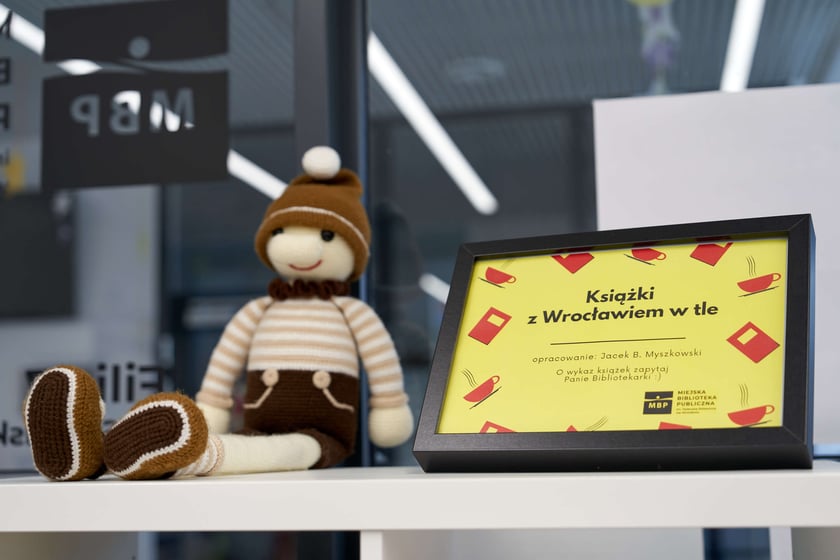 Książki z Wrocławiem w tle na specjalnym "wrocławskim" regale w bibliotece na Maślicach
