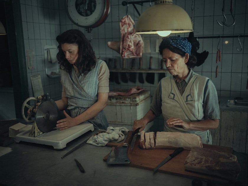 Yvette (Annelore Crollet) z matką w rodzinnym sklepie mięsnym