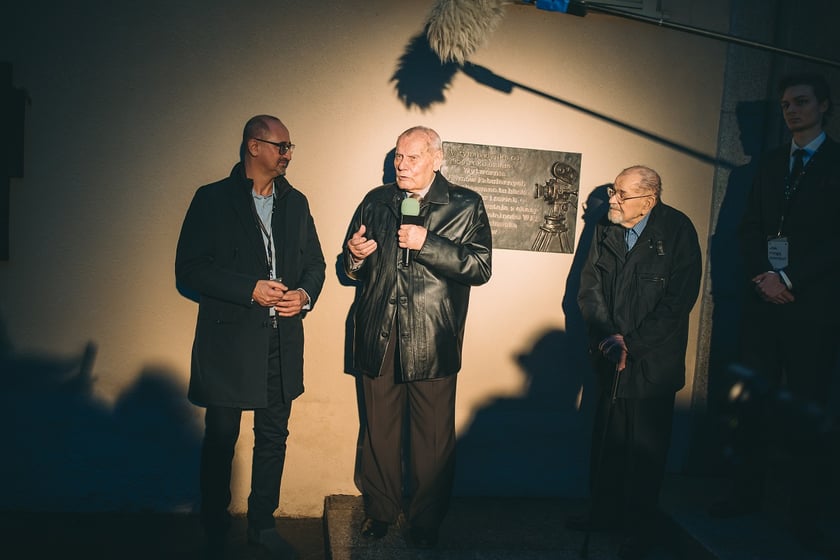 Odsłonięcie tablicy Wytw&oacute;rni Film&oacute;w Fabularnych &ndash; stoją od lewej Robert Banasiak, Henryk Tas, Tadeusz Kondziela