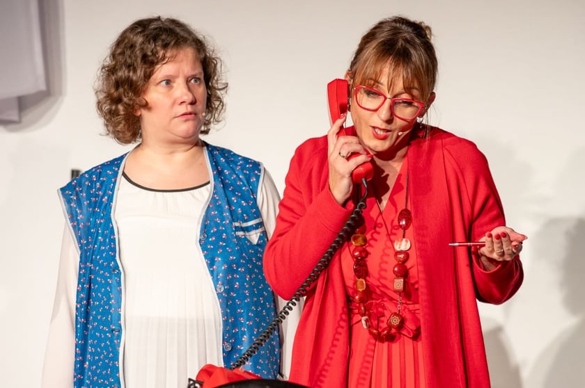 Kulturalna Stodoła. Spektakl grupy teatralnej Qlturalni pt. "Szkoła niedostateczna"