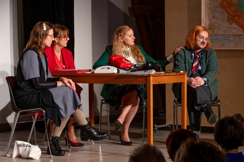 Kulturalna Stodoła. Spektakl grupy teatralnej Qlturalni pt. "Szkoła niedostateczna"