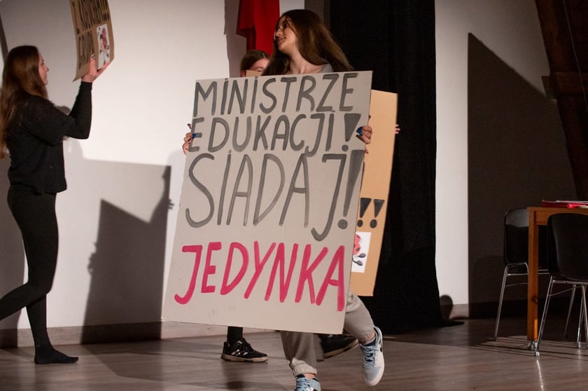 Kulturalna Stodoła. Spektakl grupy teatralnej Qlturalni pt. "Szkoła niedostateczna"
