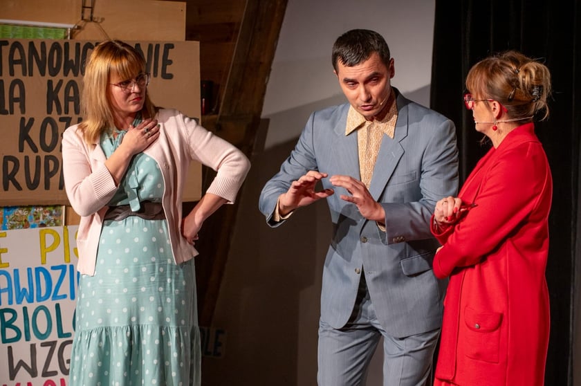 Kulturalna Stodoła. Spektakl grupy teatralnej Qlturalni pt. "Szkoła niedostateczna"