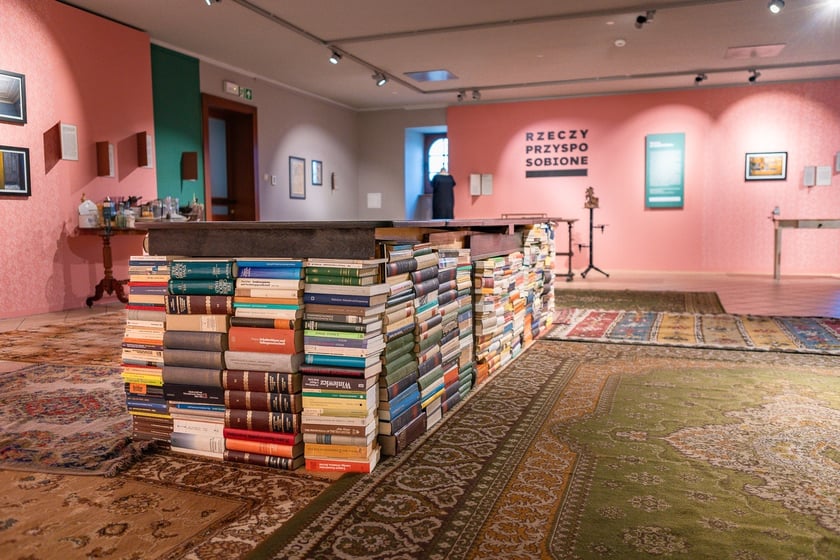 Wystawa &bdquo;Rzeczy przysposobione&rdquo; w Muzeum Etnograficznym do 25 sierpnia &ndash; na pierwszym planie st&oacute;ł-instalacja artystyczna Łukasza Skąpskiego&nbsp;