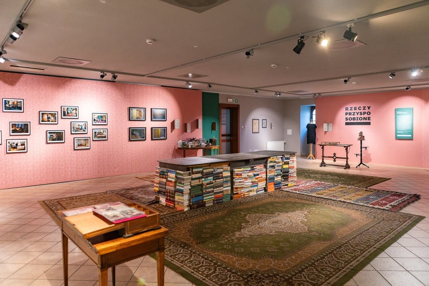 Wystawa &bdquo;Rzeczy przysposobione&rdquo; w Muzeum Etnograficznym do 25 sierpnia &ndash; na pierwszym planie st&oacute;ł-instalacja artystyczna Łukasza Skąpskiego&nbsp;